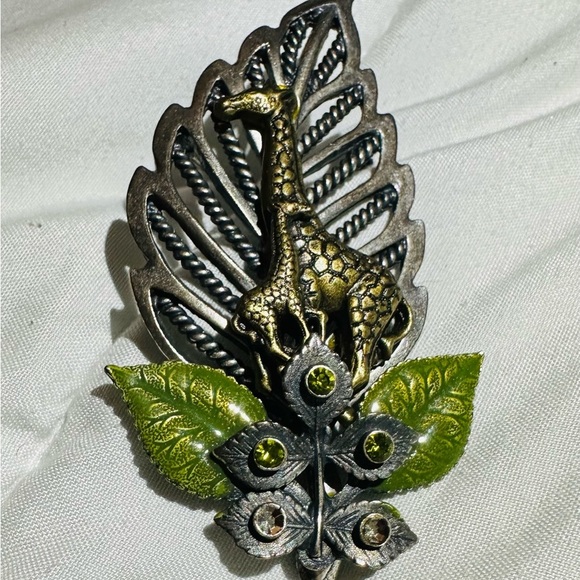 Vintage brooch with giraffe - Picture 2 of 5